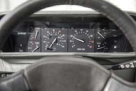 DeLorean DMC-12 (1981) - komplette und gut ablesbare Instrumentierung