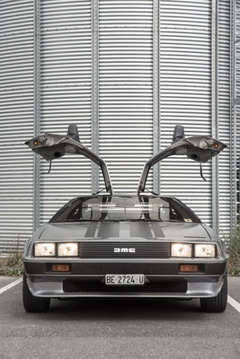 DeLorean DMC-12 (1981) - mit eingeschalteter Beleuchtung und wegretouchierter Tagfahrlampen