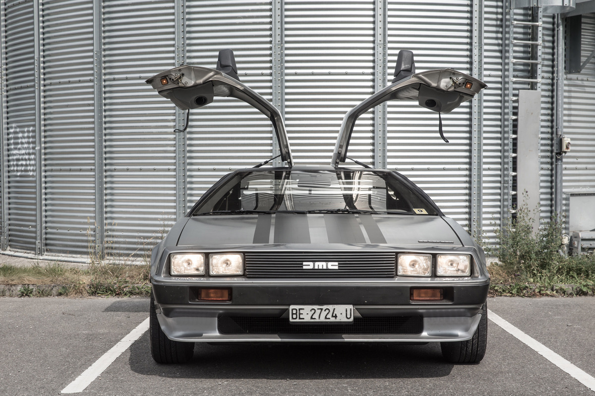 DeLorean DMC-12 (1981) - mit eingeschalteter Beleuchtung und wegretouchierter Tagfahrlampen
