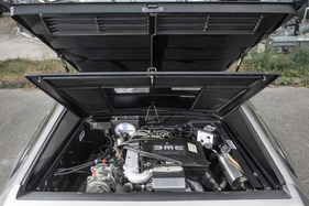 DeLorean DMC-12 (1981) - so sieht zum Vergleich ein DMC-12 mit eingebautem V6-Verbrennungsmotor aus
