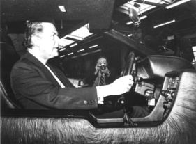 DeLorean DMC-12 (1982) - John De Lorean beim Probesitzen am Steuer seines Sportwagens