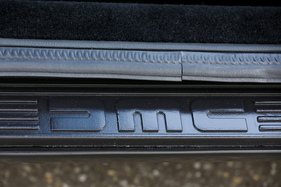 DeLorean DMC-12 "Manufaktur Marton" (1982) - DMC-Schriftzug auf der Einstiegsleiste