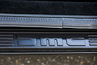 DeLorean DMC-12 "Manufaktur Marton" (1982) - DMC-Schriftzug auf der Einstiegsleiste