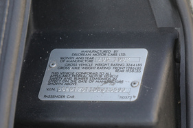 DeLorean DMC-12 "Manufaktur Marton" (1982) - Herstellerplakette, es handelt sich um ein spät gebautes Exemplar