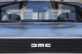 DeLorean DMC-12 "Manufaktur Marton" (1982) - das grosse DMC-Zeichen auf dem Bug