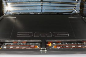 DeLorean DMC-12 "Manufaktur Marton" (1982) - die Batterien liegen über dem Elektromotor, sie können von aussen gesehen werden