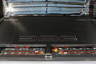 DeLorean DMC-12 "Manufaktur Marton" (1982) - die Batterien liegen über dem Elektromotor, sie können von aussen gesehen werden