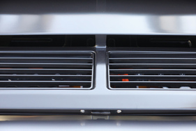 DeLorean DMC-12 "Manufaktur Marton" (1982) - die "Motorraum"-Abdeckung lässt Blicke auf die Batterietechnik zu