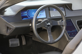 DeLorean DMC-12 "Manufaktur Marton" (1982) - die konventionellen Instrumente mussten drei LCD-Panels weichen
