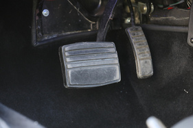 DeLorean DMC-12 "Manufaktur Marton" (1982) - kein Kupplungspedal nötig, "Gas" und Bremse reichen