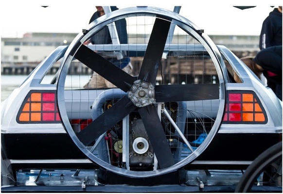 DeLorean-Hovercraft Heckansicht