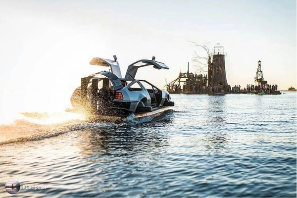 Bild DeLorean Hovercraft in Action