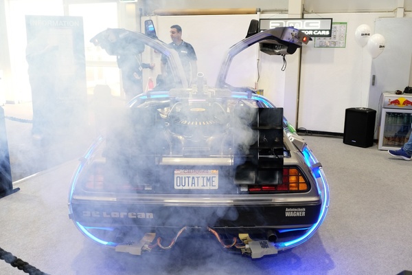 DeLorean mit Fanmodifikationen aus "Zurück in die Zukunft" an der Motor Classics Hamburg