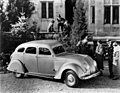 DeSoto Airflow (1934) - bewundernde Blicke für die vom Wind geformte Limousine