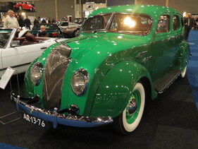 DeSoto Airflow 4-Door Sedan (1936) – Wasserfallgrill und Motorhaube mit seitlichen Verzierungen DeSoto Airflow 4-Door Sedan (1936) – Wasserfallgrill und Motorhaube mit seitlichen Verzierungen
