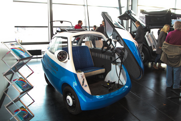 Definitiv kein Oldtimer, aber der BMW Isetta nachempfunden - Elektroauto Microlino aus der Schweiz - Retro Classics Bavaria 2017 in Nürnberg