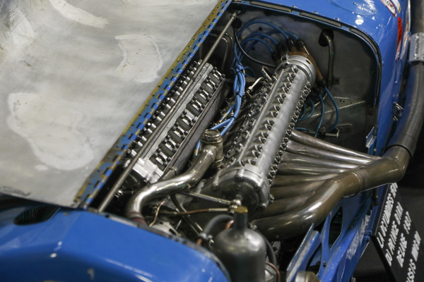 Delage 15 S8 (1937) - Blick auf den aufwändigen Achtzylindermotor - Rétromobile Paris 2024