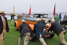Delage D8 Figoni Cabriolet (1930) - der Wagen wird in Position geschoben - Pebble Beach 2012 (E1-05)