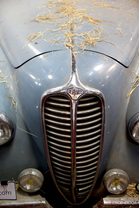 Delahaye 135 M (1951) - unrestaurierter Franzose, als Scheunenfund dargestellt, stammt aber eigentlich aus einem Museum (Rétromobile 2013)