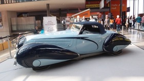 Delahaye 135 M Cabriolet Figoni & Falaschi (1937) – Schwebender Eindruck. Typisch ist auch die geteilte und geschwungene Zierleiste an der Seite