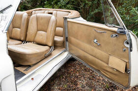 Delahaye 135 MS Cabriolet Köng (1946) – Die Türverkleidung ist ebenso schlicht wie der rest des Interieurs. Kartentasche mit Deckel