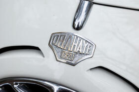 Delahaye 135 MS Cabriolet Köng (1946) – Emblem mit Verweis auf die "Générale Française Automobile"