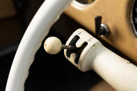 Delahaye 135 MS Cabriolet Köng (1946) – Hebel des Cotal-Getriebes mit horizontal gespiegeltem Schaltschema