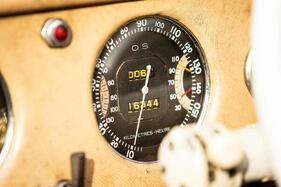 Delahaye 135 MS Cabriolet Köng (1946) – Höchstgeschwindigkeit gerade noch zu erkennen: Rund 160 km/h sind drin