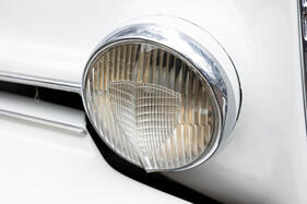 Delahaye 135 MS Cabriolet Köng (1946) – Marchal-Fernscheinwerfer mit dem typischen Schild-Motiv in der Streuscheibe