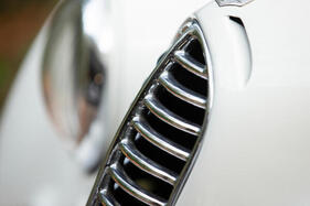 Delahaye 135 MS Cabriolet Köng (1946) – Wie ein Brustkorb wölbt sich der Kühlergrill mit seinen horizontalen Rippen