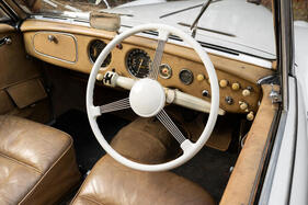 Delahaye 135 MS Cabriolet Köng (1946) – schlichtes Armaturenbrett. Die Anordung von Instrumenten und Schaltern blieb dem Karosseriebauer überlassen