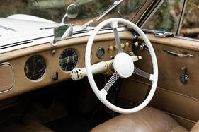 Delahaye 135 MS Cabriolet Köng (1946) – schlichtes Armaturenbrett. Die Anordung von Instrumenten und Schaltern blieb dem Karosseriebauer überlassen