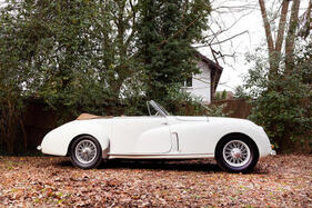 Delahaye 135 MS Cabriolet Köng (1946) – wirkt auf diesem Bild durch Weitwinkelobjektiv und tiefen Standpunkt deutlich gedrungener Delahaye 135 MS Cabriolet Köng (1946) – wirkt auf diesem Bild durch Weitwinkelobjektiv und tiefen Standpunkt deutlich gedrungener