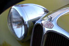 Delahaye 135 MS Coupe des Alpes Tüscher (1938) - Firmenemblem des Chassis-Lieferanten - Zürich Classic Car Award 2012