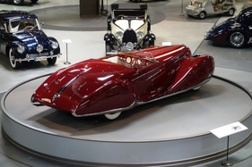 Delahaye 165 Roadster (1938) – verkleidete Räder und wellenartige Chromleisten am Karosseriesaum