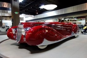 Delahaye 165 Roadster (1938) – verkleidete Räder und wellenartige Chromleisten am Karosseriesaum