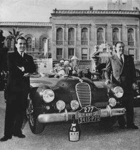 Delahaye 175 S Coach (1950) – Allen Grund zur Freude: Roger Crovetto (links) und Jean Trévoux nach ihrem Sieg bei der Rallye Monte Carlo 1951