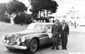 Delahaye 175 S Coach (1950) – Eile selbst nach Zielankunf: Beifahrer Roger Crovetto hat noch die Stoppuhr um den Hals und nicht einmal seine Tür richtig geschlossen