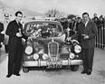 Delahaye 175 S Coach (1950) – Grosser Pokal für das Auto, kleine Pokale für die Besatzung: Roger Crovetto (links) und Jean Trévoux nach ihrem Sieg bei der Rallye Monte Carlo 1951