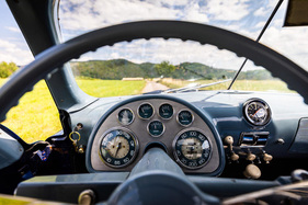 Delahaye 175 S Coach (1950) – Halbrundes Cockpit mit sieben Instrumenten. Tacho und Drehzahlmesser zeigen bei Maximalausschlag senkrecht nach unten