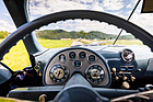 Delahaye 175 S Coach (1950) – Halbrundes Cockpit mit sieben Instrumenten. Tacho und Drehzahlmesser zeigen bei Maximalausschlag senkrecht nach unten
