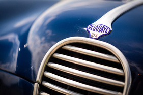 Delahaye 175 S Coach (1950) – Markenemblem über dem Kühlergrill. GFA steht für "Générale Française Automobile", ein Zusammenschluss von Delahaye, Simca, Unic und Bernard & Laffly