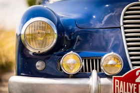 Delahaye 175 S Coach (1950) – wie es sich für ein französisches Auto gehört mit gelben Scheinwerfern von Marchal