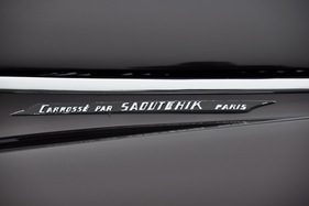 Delahaye 235 Saoutchik Coupé (1953) - schmuckloser Schriftzug des Karossiers - Pebble Beach 2012 (F-11)