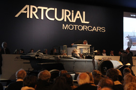 Delaunay Belleville Type O6 8L (1913) - Artcurial Versteigerung an der Rétromobile 2012 in Paris (Lot 322) - der vormalige Besitzer erklärt an der Artcurial Auktion an der Rétromobile Paris 2012 die Vorzüge des Fahrzeugs