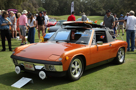 Dem Besitzer dieses 914 2.0 von 1975 schon eher; neben dessen Rädern und Stossfängern ist vieles nicht werkseitig. Auch die Lackfarbe Kupfermetallic wirkt befremdlich – und ist doch original, wenn auch extrem selten.