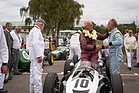 Dem Sieger Rod Jolley auf Cooper T45/51 wird gratuliert - Richmond & Gordon Trophies - Goodwood Revival 2015
