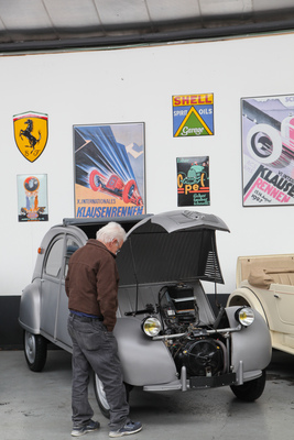 Dem frühen Citroën 2 CV wird genau unter die Haube geschaut - an der Versteigerung der Oldtimer Galerie am 23. April 2016 in Toffen