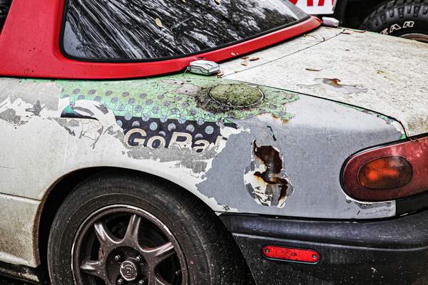 Dem sichtbaren Zerfall synthetisch nachgeholfen wurde auch bei diesem Mazda MX-5...