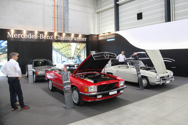 Demnächst feiert der SL 70 Jahre - hier ein R107 und ein 190 SL bei Kestenholz Classics & Sportscars - Swiss Classic World Luzern 2021
